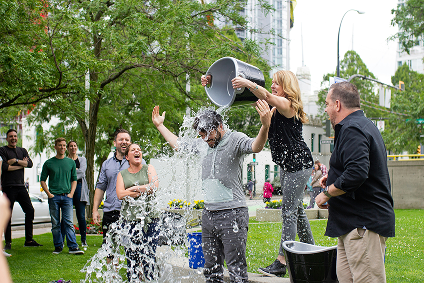people participating in ACL Ice bucket challenge fundraiser